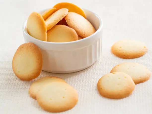 Biscotti molto friabili, a base di burro, zucchero, albumi e farina.