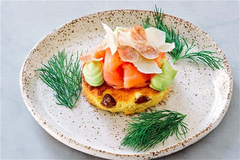 crostini di panettone con avocado e salmone