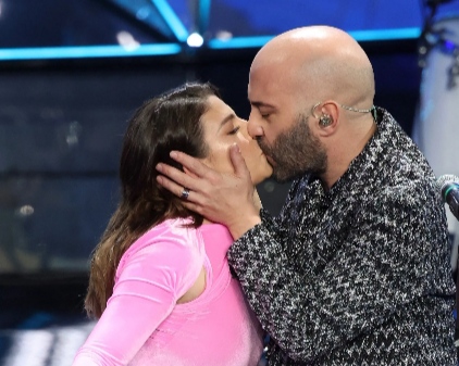 EMMA E GIULIANO SANGIORGI: IL BACIO SUL PALCO