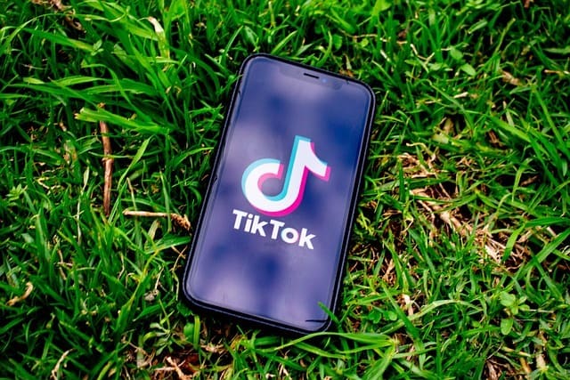 TIK TOK: IL FENOMENO SOCIAL CHE CONQUISTA GLI ITALIANI