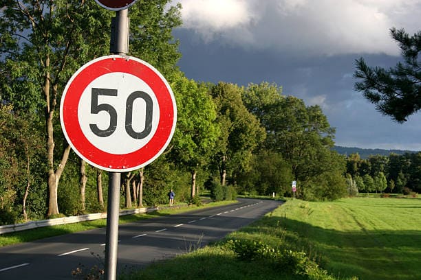 LIMITI DI VELOCITA' SULLE STRADE: COME SI STABILISCONO